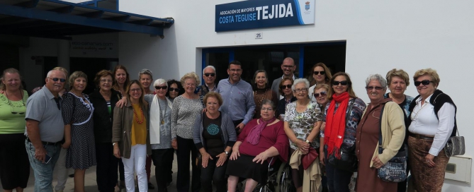 El alcalde de Teguise, Oswaldo Betancort, entregó la llave del local al grupo de la nueva Asociación de Mayores Téjida