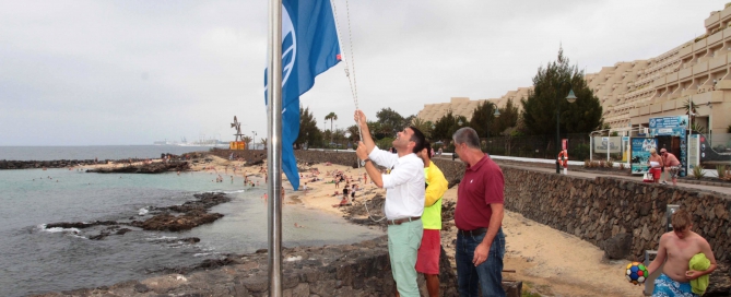 La Playa del Jablillo de Costa Teguise luce ya Bandera Azul