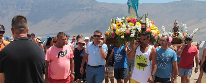 Famara veneró a su patrona y despidió su gran fiesta con la tradicional verbena del agua