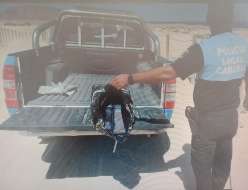 La Policía Local de Teguise encuentra un bulto sospechoso de ser un alijo en la Playa de la Lambra