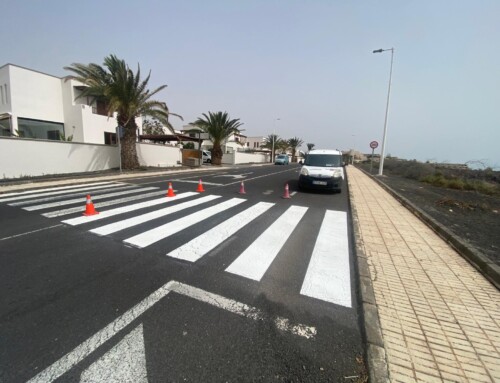El Ayuntamiento continúa con las mejoras de señalización vial en Costa Teguise