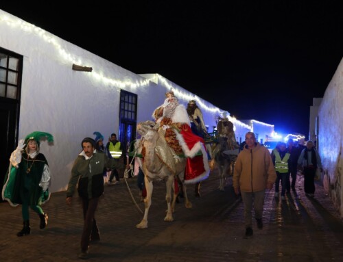 Más de un millar de niños y niñas disfrutan de la llegada de los Reyes Magos a Teguise