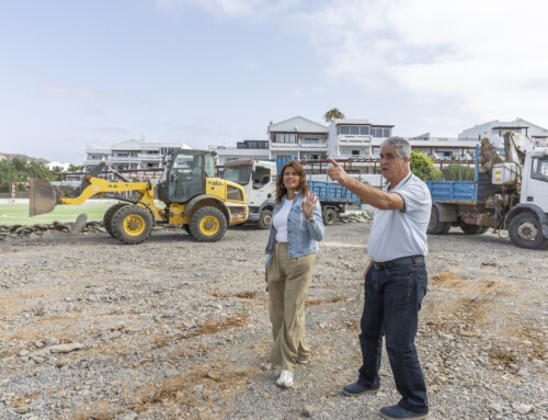 El Ayuntamiento da comienzo a las obras de remodelación de la cancha del residencial Teguisol en Costa Teguise