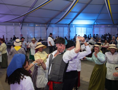 El tradicional Tenderete Canario vuelve a llenar la Villa de música y tradición