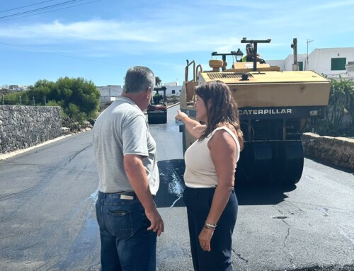 La alcaldesa y el concejal de Vías y Obras conocen el estado de las obras de asfaltado en Tiagua